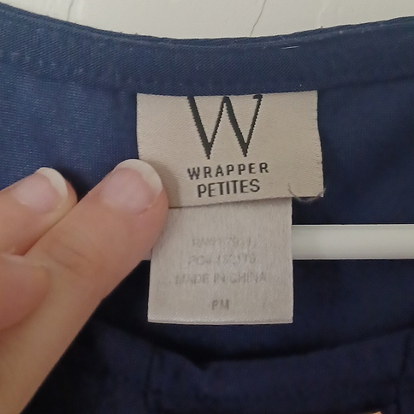 Navy Blue Blouse With Ruching And Gold Accent Womans Size Petite Medium - Picture 5 of 6